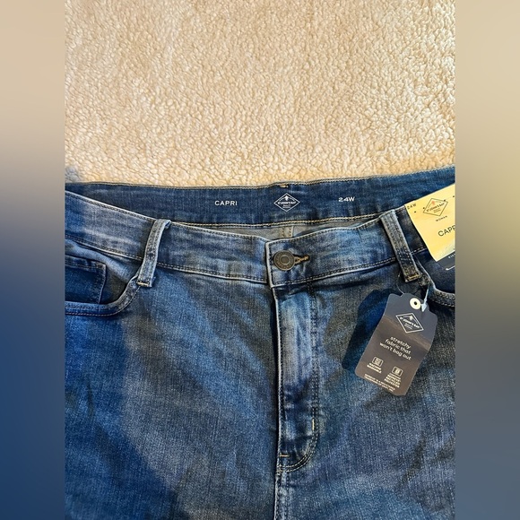 St John’s Bay Women’s Blue Denim Capri with Pockets  size 24W New With Tags - Picture 7 of 12